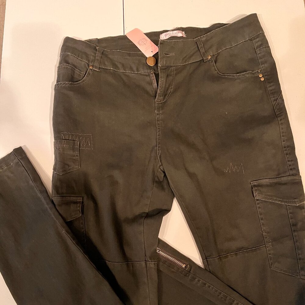 Romeo & Juliet Couture Military Green Size Large Cargo Pants (NWT)